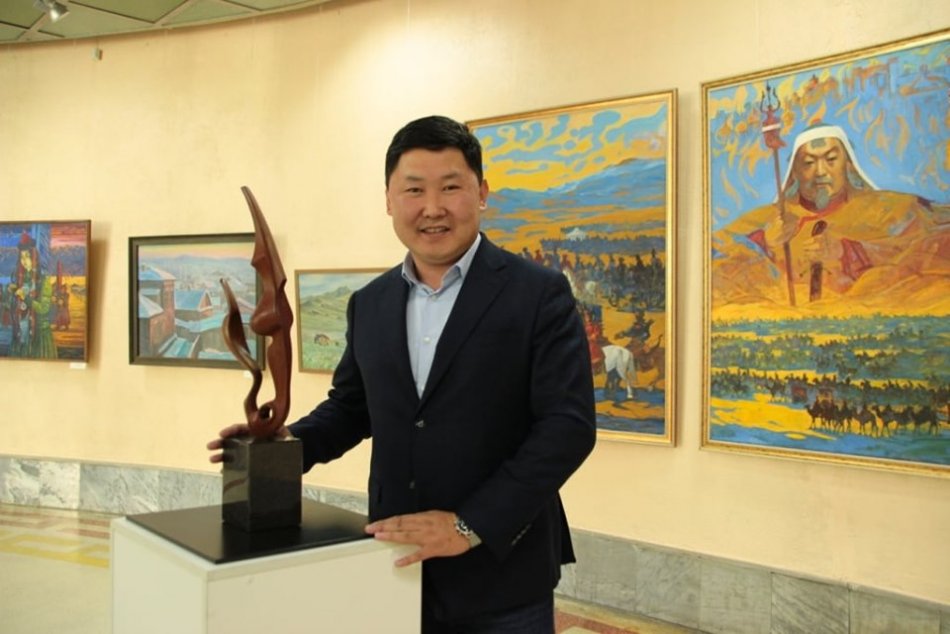Жигжит Баясхаланов подарил музею скульптуру